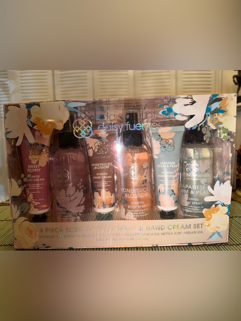 Daisy Fuentes 6 piece Scented body spray & Hand Cream Set